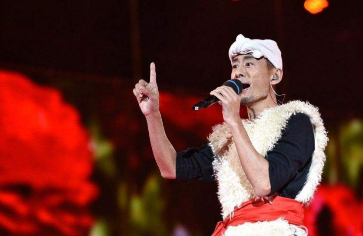 山丹丹花开红艳艳|装农民走红，被韩红喊话滚出娱乐圈，51岁落魄认不出