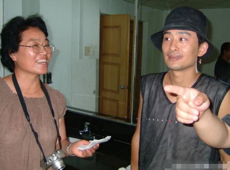 山丹丹花开红艳艳|装农民走红，被韩红喊话滚出娱乐圈，51岁落魄认不出