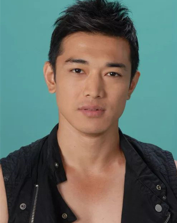 到了2018年,他突然从"黄长兴"改为"黄致豪".