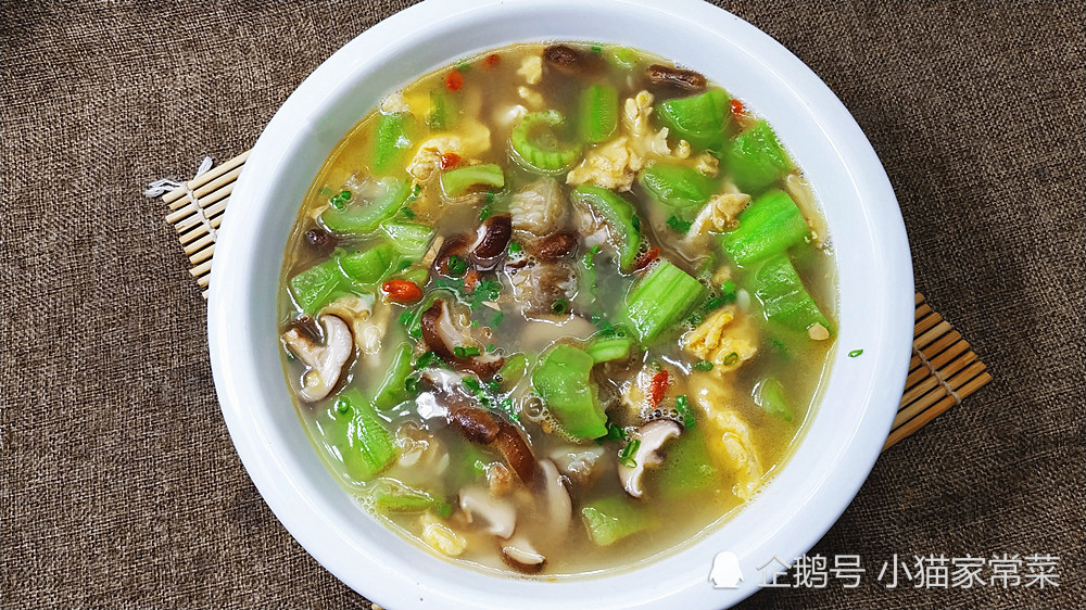 夏天常吃這道絲瓜香菇雞蛋湯做法簡單營養味道好香甜解膩