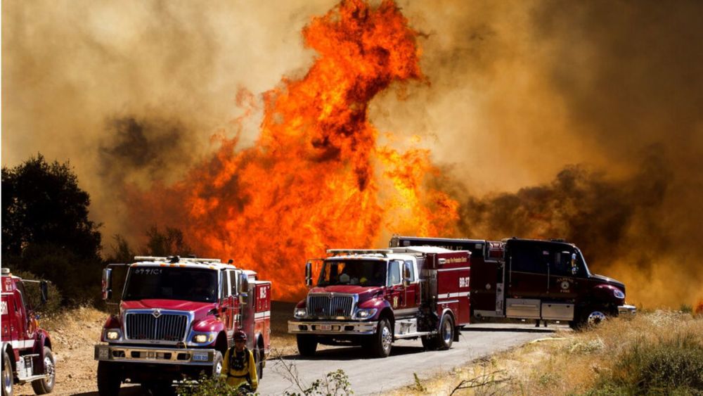 美国有线电视新闻网|美国加州燃起大火现场浓烟滚滚 7800人紧急撤离