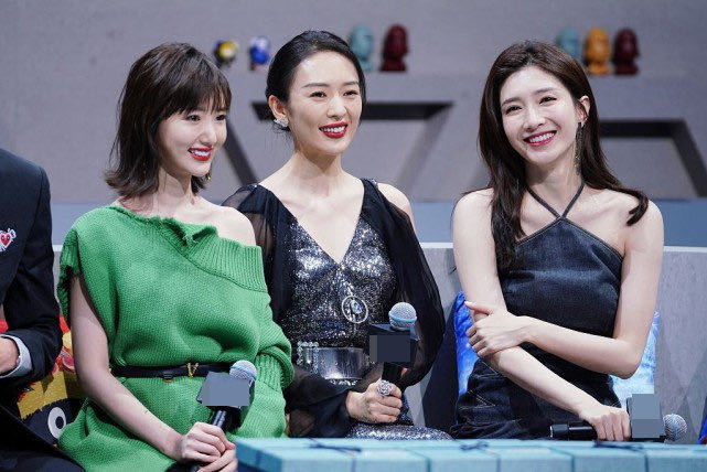 唐嫣|红毯竞艳，唐嫣复出肢体语言僵硬，乔欣跟张嘉倪的礼服一言难尽