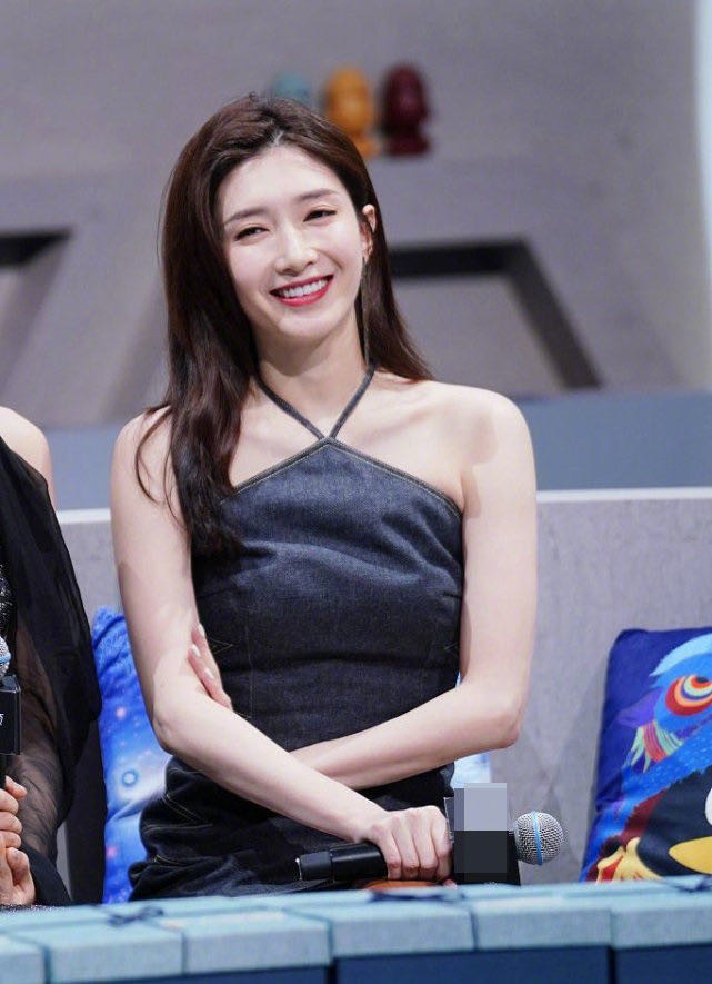 唐嫣|红毯竞艳，唐嫣复出肢体语言僵硬，乔欣跟张嘉倪的礼服一言难尽