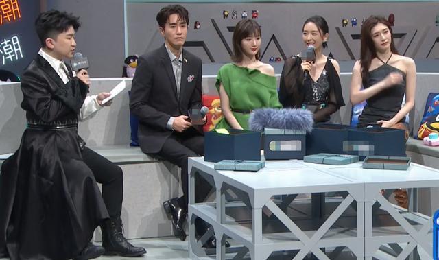 唐嫣|红毯竞艳，唐嫣复出肢体语言僵硬，乔欣跟张嘉倪的礼服一言难尽