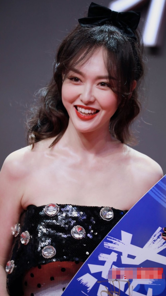 唐嫣|红毯竞艳，唐嫣复出肢体语言僵硬，乔欣跟张嘉倪的礼服一言难尽