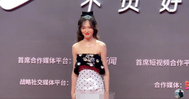 唐嫣|红毯竞艳，唐嫣复出肢体语言僵硬，乔欣跟张嘉倪的礼服一言难尽
