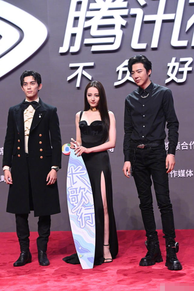 唐嫣|红毯竞艳，唐嫣复出肢体语言僵硬，乔欣跟张嘉倪的礼服一言难尽