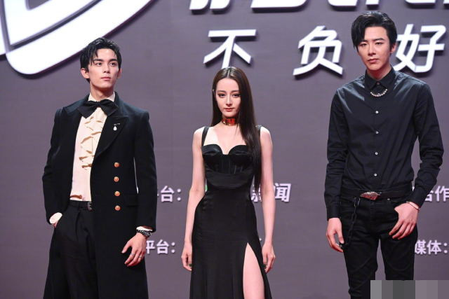 唐嫣|红毯竞艳，唐嫣复出肢体语言僵硬，乔欣跟张嘉倪的礼服一言难尽