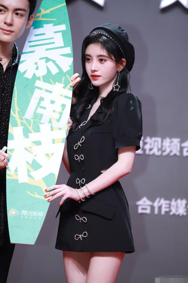 唐嫣|红毯竞艳，唐嫣复出肢体语言僵硬，乔欣跟张嘉倪的礼服一言难尽