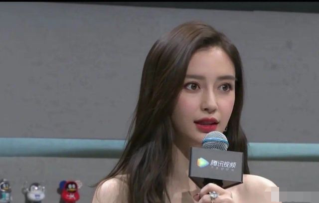 唐嫣|红毯竞艳，唐嫣复出肢体语言僵硬，乔欣跟张嘉倪的礼服一言难尽