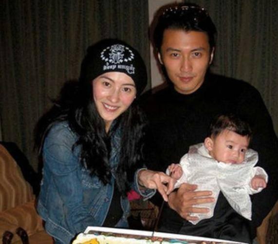 张柏芝|张柏芝为大子庆生，晒母子亲密合照，十三岁Lucas越长越帅