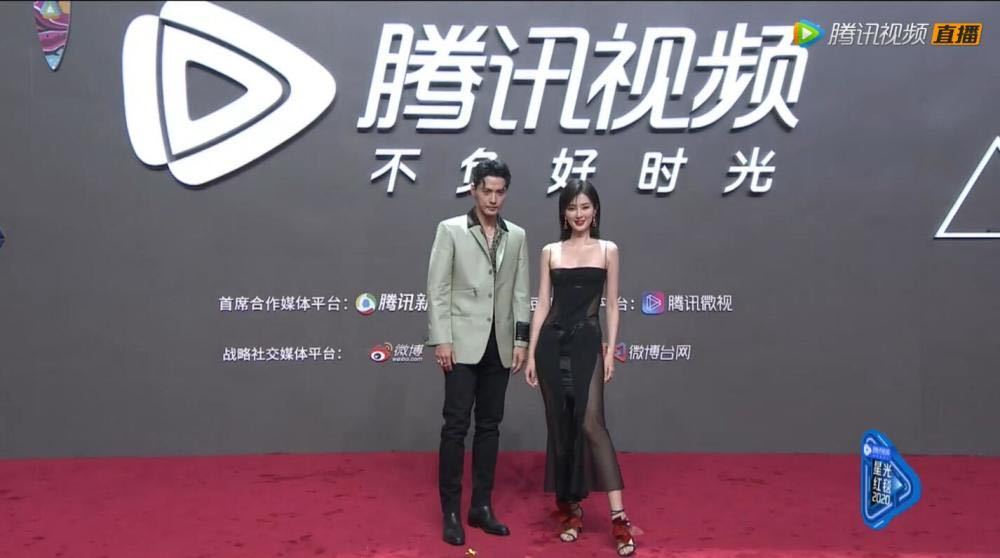 唐嫣|红毯竞艳，唐嫣复出肢体语言僵硬，乔欣跟张嘉倪的礼服一言难尽