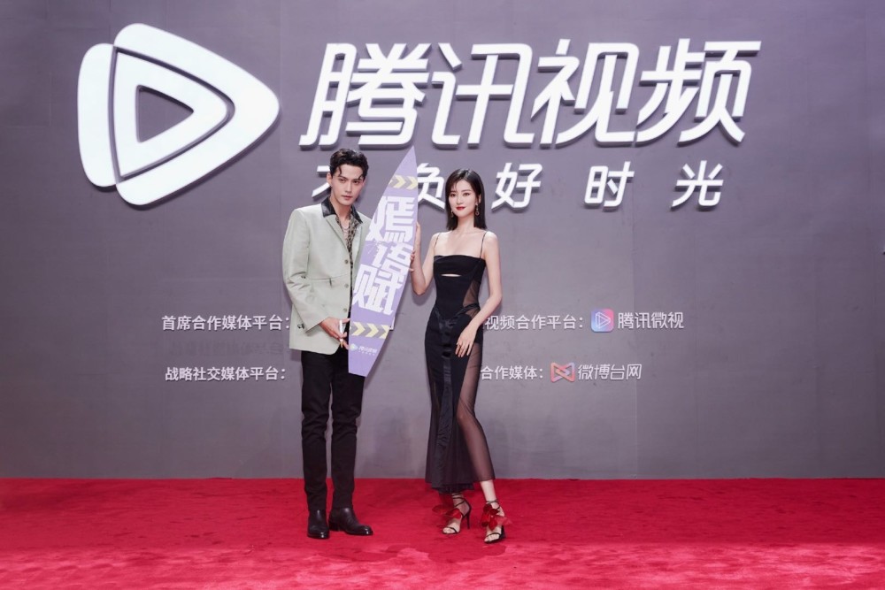 唐嫣|红毯竞艳，唐嫣复出肢体语言僵硬，乔欣跟张嘉倪的礼服一言难尽