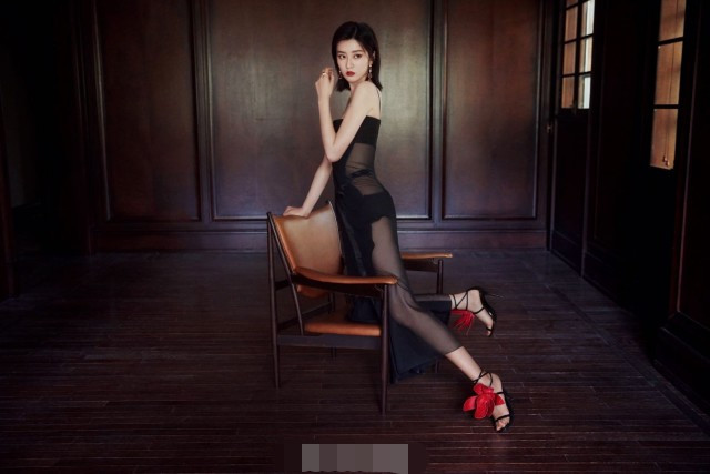 唐嫣|红毯竞艳，唐嫣复出肢体语言僵硬，乔欣跟张嘉倪的礼服一言难尽