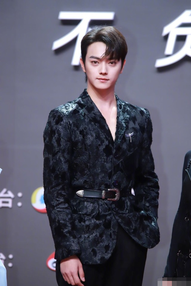 唐嫣|红毯竞艳，唐嫣复出肢体语言僵硬，乔欣跟张嘉倪的礼服一言难尽