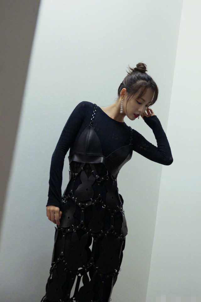 唐嫣|红毯竞艳，唐嫣复出肢体语言僵硬，乔欣跟张嘉倪的礼服一言难尽