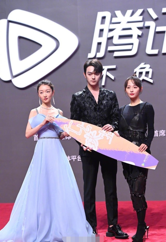 唐嫣|红毯竞艳，唐嫣复出肢体语言僵硬，乔欣跟张嘉倪的礼服一言难尽