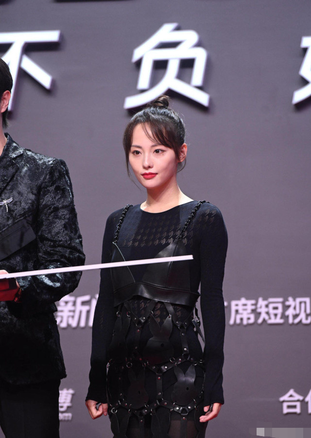 唐嫣|红毯竞艳，唐嫣复出肢体语言僵硬，乔欣跟张嘉倪的礼服一言难尽