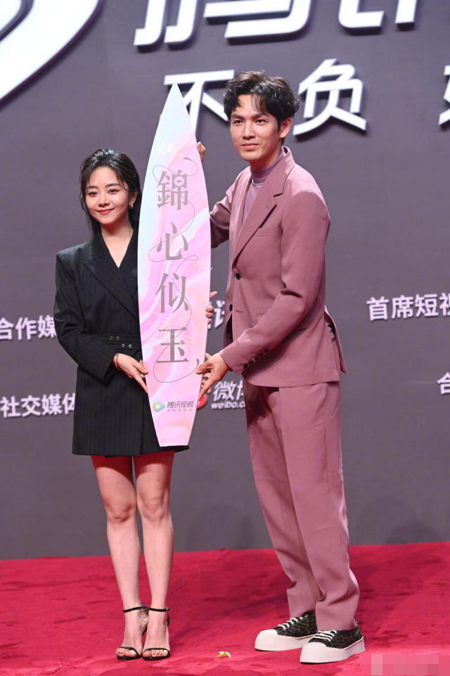 唐嫣|红毯竞艳，唐嫣复出肢体语言僵硬，乔欣跟张嘉倪的礼服一言难尽