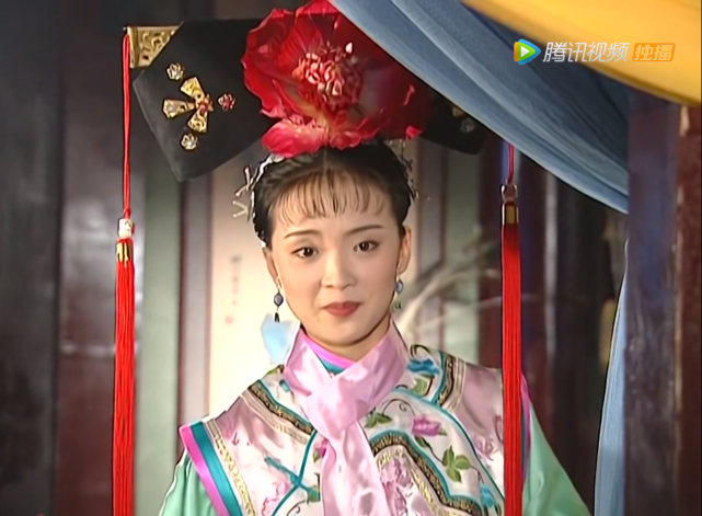 还珠格格2中的晴儿当属最寒酸的配角,一部戏下来只有四套旗装