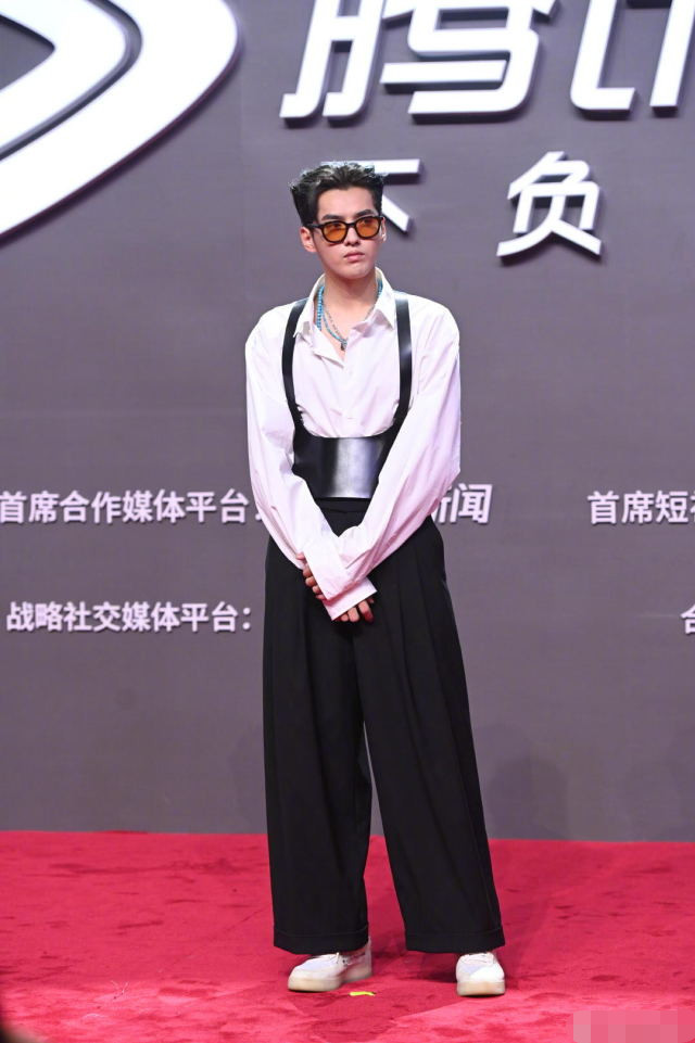 唐嫣|红毯竞艳，唐嫣复出肢体语言僵硬，乔欣跟张嘉倪的礼服一言难尽