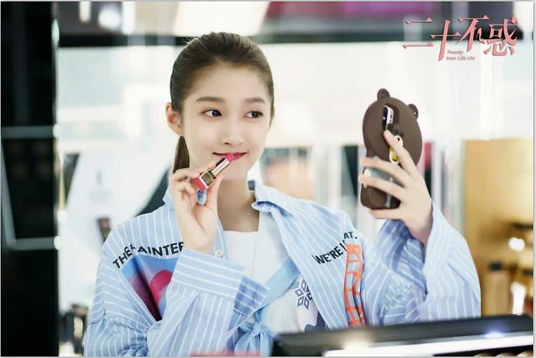 关晓彤|关晓彤向导演叫苦：我平常是不穿衣服称的，吃完东西了体重肯定重