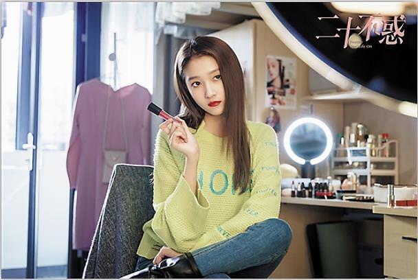 关晓彤|关晓彤向导演叫苦：我平常是不穿衣服称的，吃完东西了体重肯定重