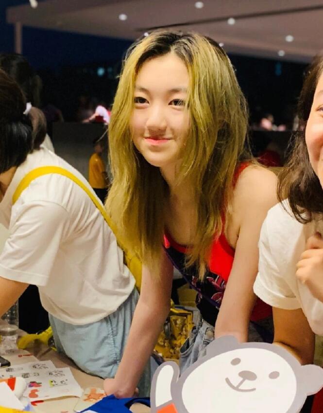 李嫣|李嫣做公益筹集上万元，怼脸拍照抿嘴微笑十分自信，个子高挑身材好