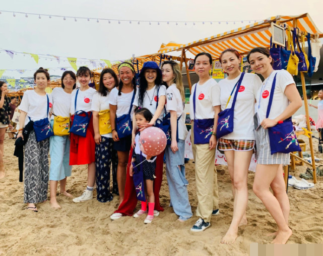 李嫣|李嫣做公益筹集上万元，怼脸拍照抿嘴微笑十分自信，个子高挑身材好