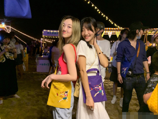 李嫣|李嫣做公益筹集上万元，怼脸拍照抿嘴微笑十分自信，个子高挑身材好