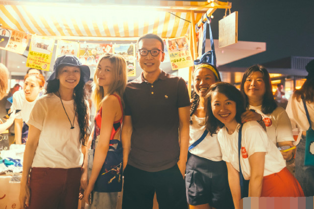 李嫣|李嫣做公益筹集上万元，怼脸拍照抿嘴微笑十分自信，个子高挑身材好