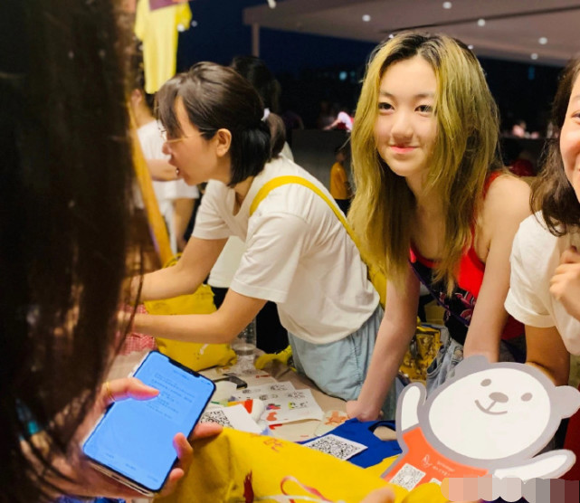 李嫣|李嫣做公益筹集上万元，怼脸拍照抿嘴微笑十分自信，个子高挑身材好