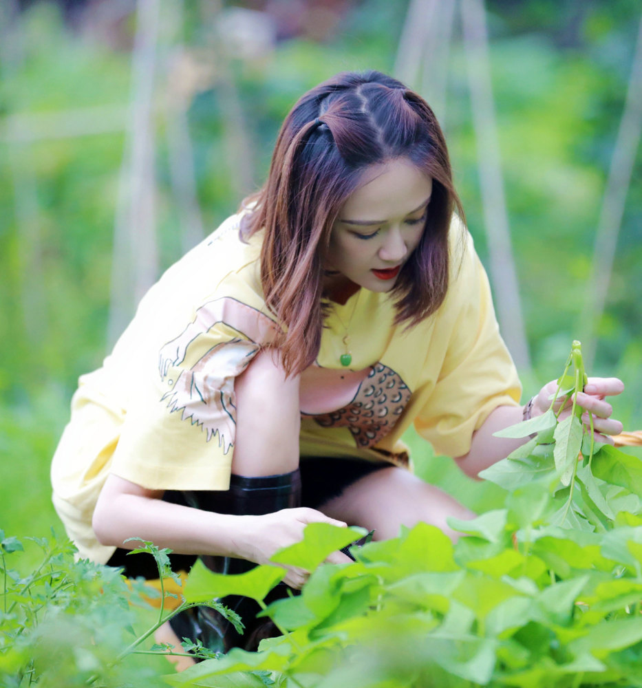 陈乔恩|不愧是“偶像剧女王”，陈乔恩41岁穿黄色T恤，扎小辫娇嫩十足