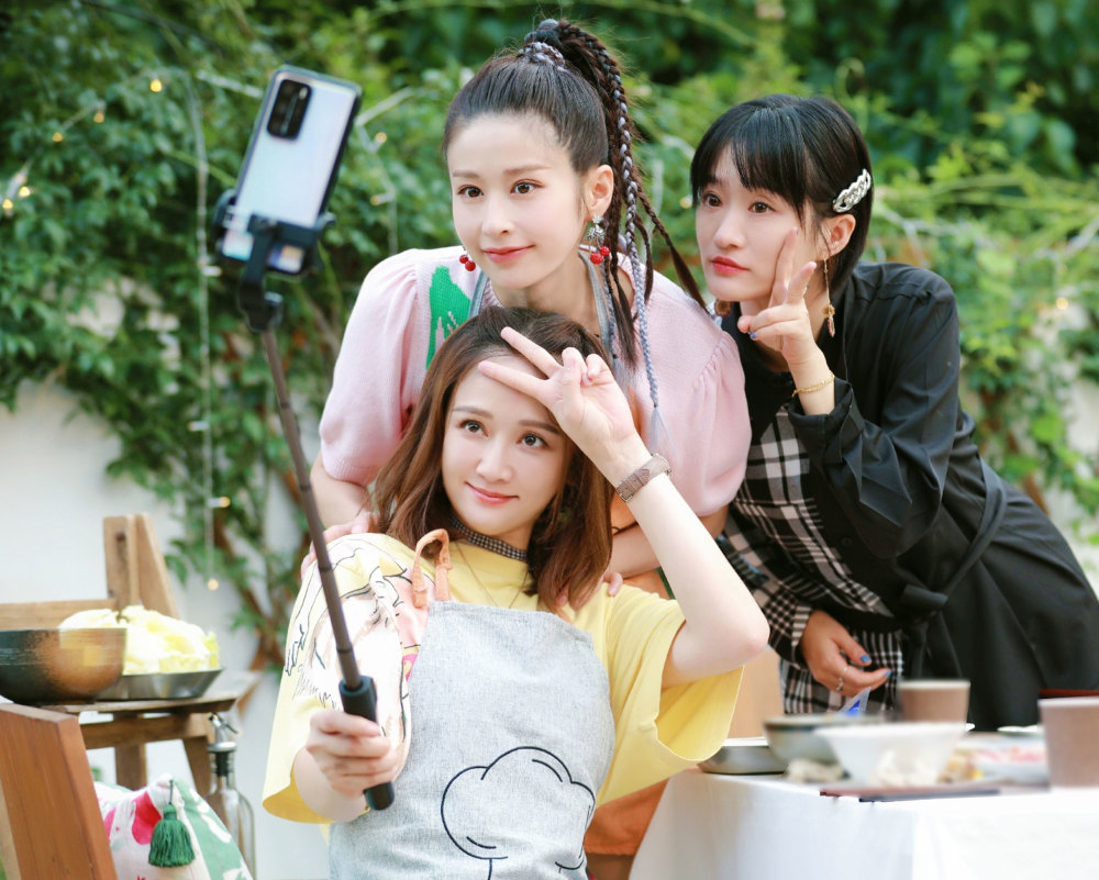 陈乔恩|不愧是“偶像剧女王”，陈乔恩41岁穿黄色T恤，扎小辫娇嫩十足