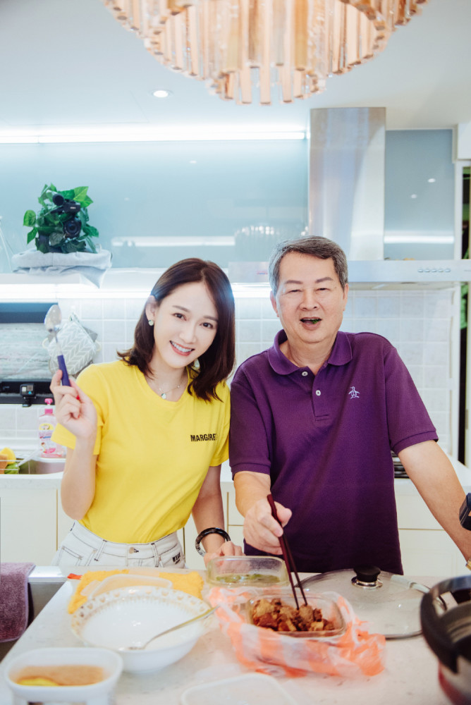 陈乔恩|不愧是“偶像剧女王”，陈乔恩41岁穿黄色T恤，扎小辫娇嫩十足