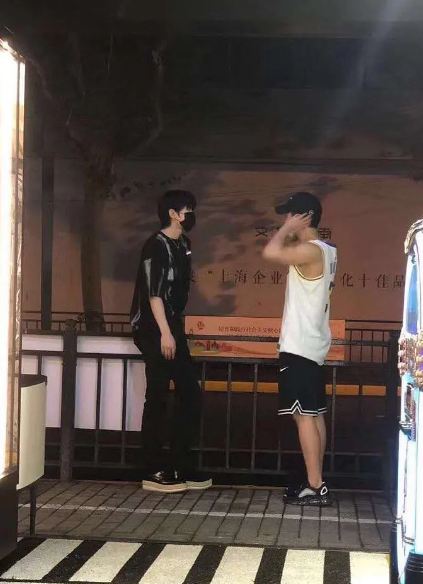 蔡徐坤与董又霖一同上跑男游戏中被他误溅一身泥坤坤的反应亮了