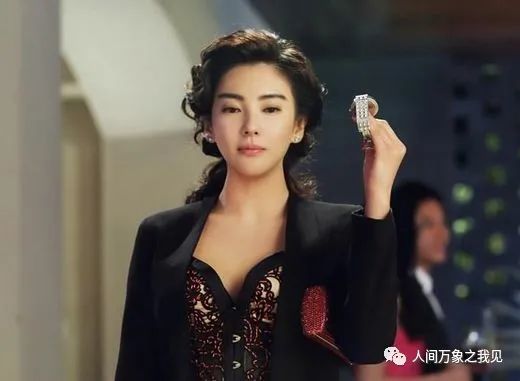 张雨绮|张雨绮素颜现身机场，穿黑T休闲裤，挽大牌包显低调，确实迷人