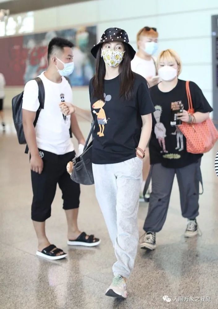 张雨绮|张雨绮素颜现身机场，穿黑T休闲裤，挽大牌包显低调，确实迷人