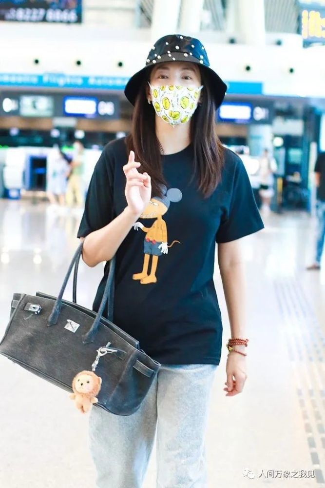 张雨绮|张雨绮素颜现身机场，穿黑T休闲裤，挽大牌包显低调，确实迷人