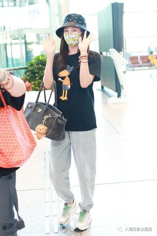 张雨绮|张雨绮素颜现身机场，穿黑T休闲裤，挽大牌包显低调，确实迷人
