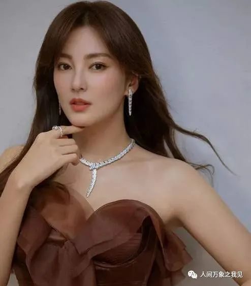 张雨绮|张雨绮素颜现身机场，穿黑T休闲裤，挽大牌包显低调，确实迷人