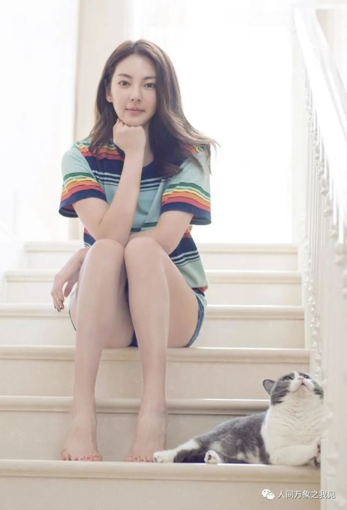 张雨绮|张雨绮素颜现身机场，穿黑T休闲裤，挽大牌包显低调，确实迷人