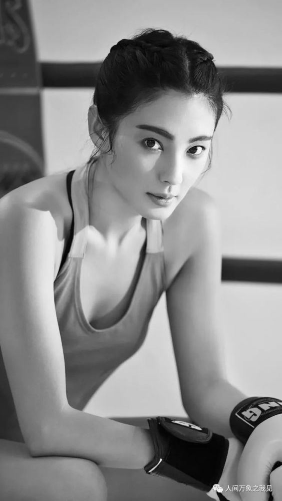 张雨绮|张雨绮素颜现身机场，穿黑T休闲裤，挽大牌包显低调，确实迷人