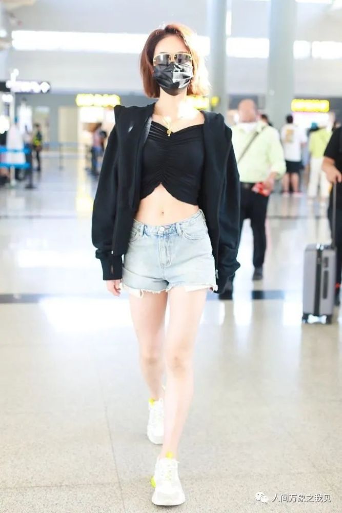 蓝盈莹|“浪姐”蓝盈莹现身机场，造型青春时尚，秀修长美腿，她真迷人