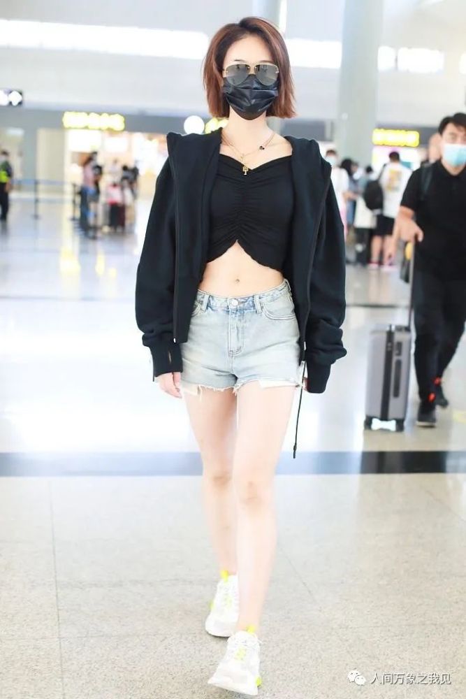 蓝盈莹|“浪姐”蓝盈莹现身机场，造型青春时尚，秀修长美腿，她真迷人