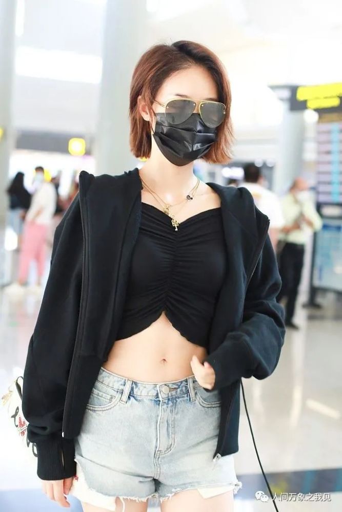 蓝盈莹|“浪姐”蓝盈莹现身机场，造型青春时尚，秀修长美腿，她真迷人