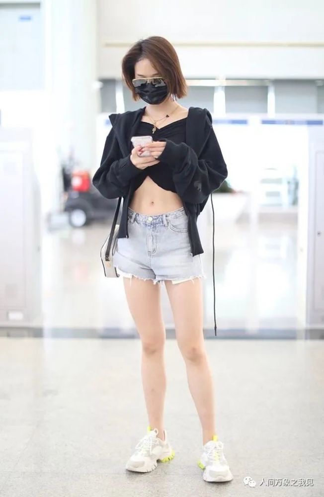 蓝盈莹|“浪姐”蓝盈莹现身机场，造型青春时尚，秀修长美腿，她真迷人