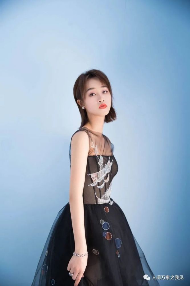 蓝盈莹|“浪姐”蓝盈莹现身机场，造型青春时尚，秀修长美腿，她真迷人