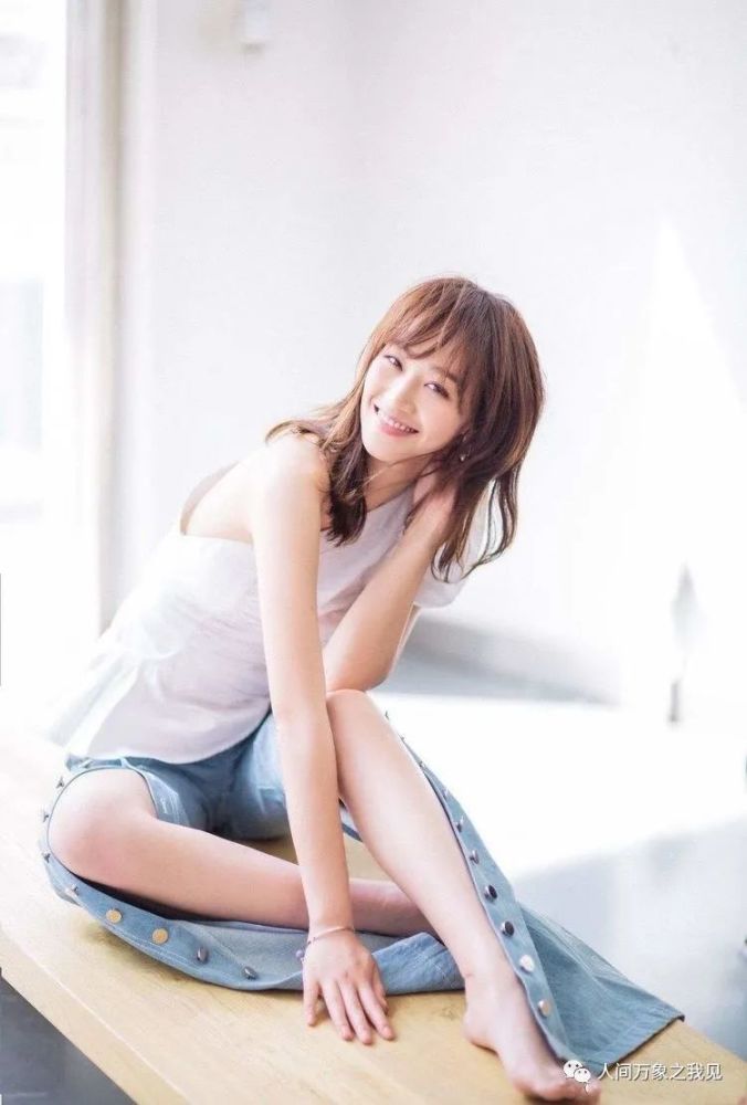 蓝盈莹|“浪姐”蓝盈莹现身机场，造型青春时尚，秀修长美腿，她真迷人