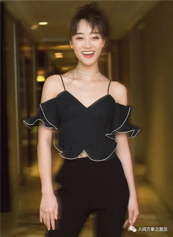 蓝盈莹|“浪姐”蓝盈莹现身机场，造型青春时尚，秀修长美腿，她真迷人